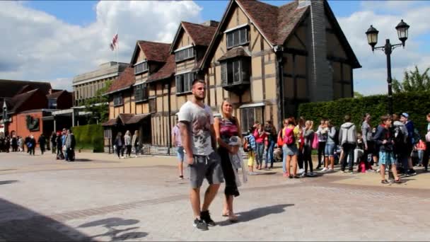 Turistas não identificados na casa onde William Shakespeare nasceu — Vídeo de Stock