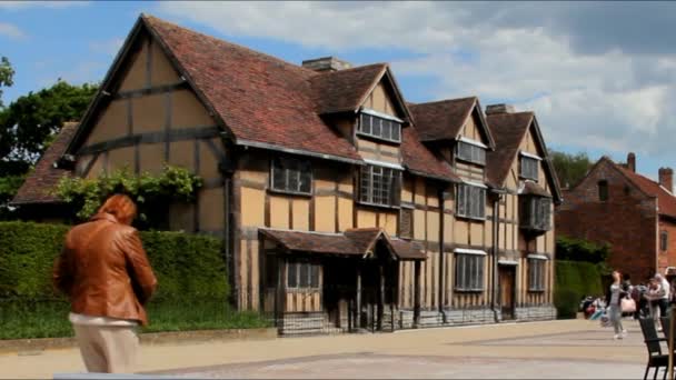 Turisti non identificati alla Casa dove nacque William Shakespeare — Video Stock