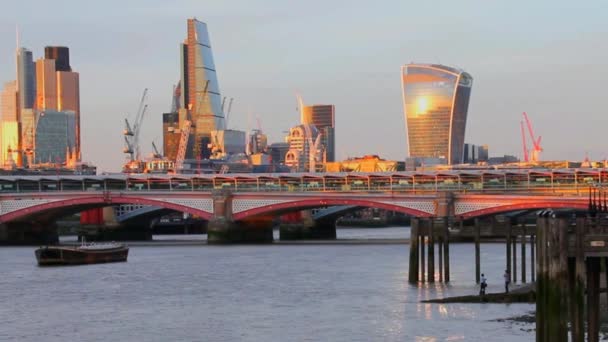 Paesaggio urbano dalla riva sud del Tamigi. Londra, Inghilterra — Video Stock