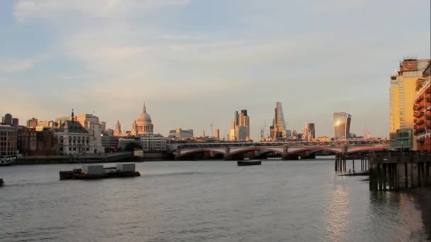 Cityscape Thames Güney bankadan. Londra, İngiltere — Stok video