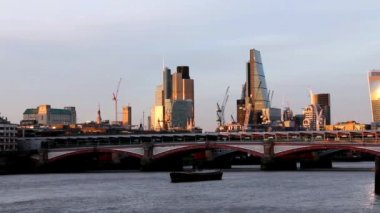 Cityscape Thames Güney bankadan. Londra, İngiltere