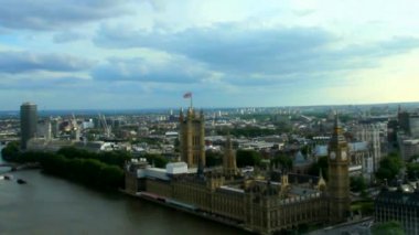 Londra hava görünümünü Parlamentosu yaz bulutlu akşam evleriyle. İngiltere