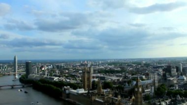 Cityscape Parlamentosu evleriyle London Eye'dan. Londra. Zaman atlamalı