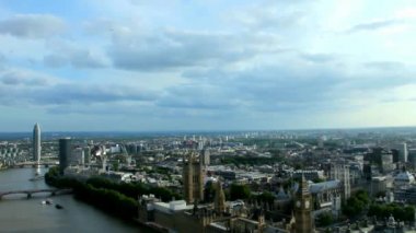 Cityscape Parlamentosu evleriyle London Eye'dan. Londra. Zaman atlamalı