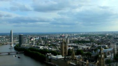 Cityscape Parlamentosu evleriyle London Eye'dan. Londra. Zaman atlamalı