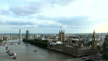 Londra hava görünümünü Parlamentosu yaz bulutlu akşam evleriyle. İngiltere