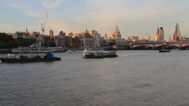 Paysage urbain de South Bank of the Thames. Londres, Angleterre — Video