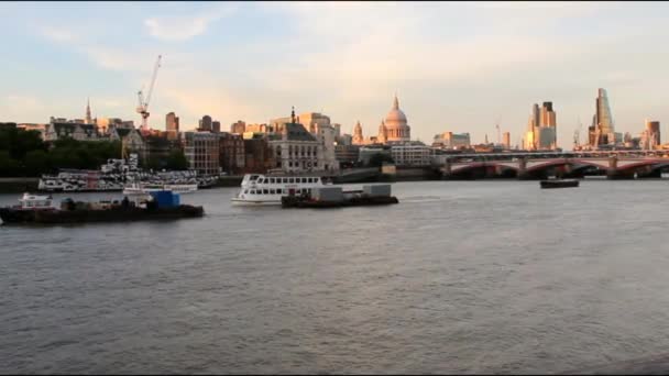 Город с южного берега Темзы. Лондон, Англия — стоковое видео