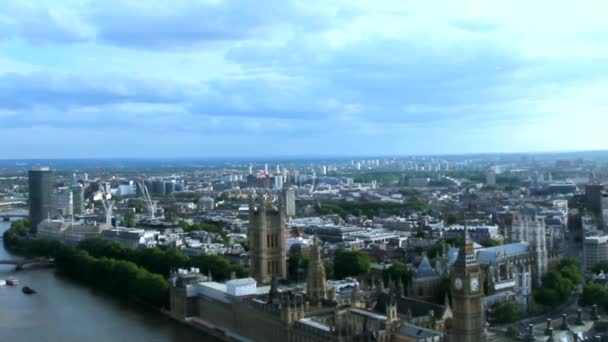 Вид с воздуха на Лондон с парламентскими зданиями в Летнем облачном вечере. Англия — стоковое видео