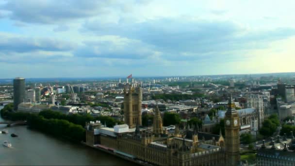 Flygfoto över London med kamrarna i parlamentet på mulen sommarkväll. England — Stockvideo