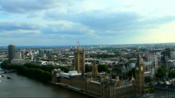 Letecký pohled na londýnské domy parlamentu při letní bouřky večer. Anglie — Stock video