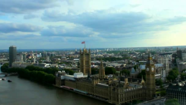 Vista aérea de Londres com casas do Parlamento no verão noite nublada. Inglaterra — Vídeo de Stock