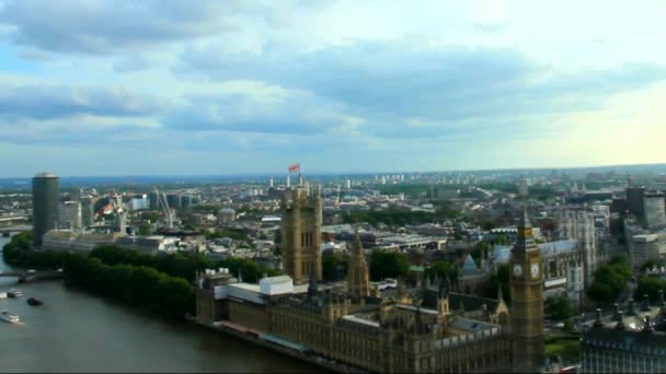 Εναέρια άποψη του Λονδίνου με τα σπίτια του Κοινοβουλίου στο θολό βράδυ καλοκαίρι. Αγγλία — Αρχείο Βίντεο