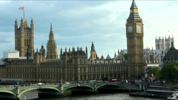 Stadsbilden og London på mulen sommarkväll — Stockvideo