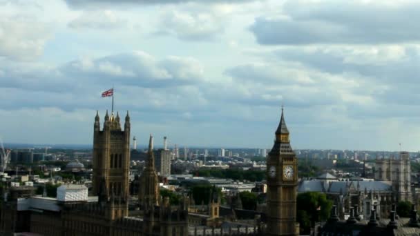 Εναέριο αστικό τοπίο του Λονδίνου με σπίτια του Κοινοβουλίου και Big Ben. Αγγλία — Αρχείο Βίντεο