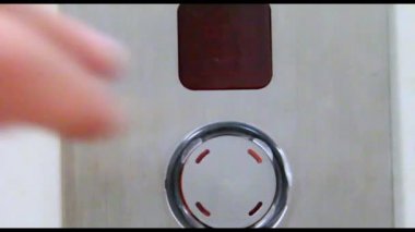 Adam parmak düğmesine basıldı çağrı kadar asansörü kapatın