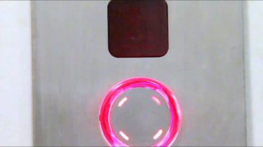 Adam parmak düğmesine basıldı çağrı kadar asansörü kapatın