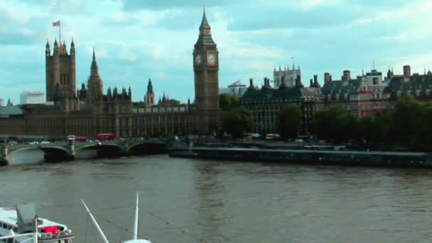 Αστικό τοπίο από το Λονδίνο μάτι με τα σπίτια του Κοινοβουλίου. Λονδίνο. — Αρχείο Βίντεο