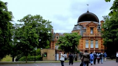 Greenwich(Londra), İngiltere'de bulutlu yaz gününde dünyaca ünlü Gözlemevi yakınındaki turistler