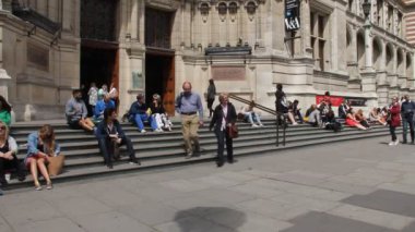 Kimliği belirsiz turistler ve yerliler için Victoria ve Albert Müzesi ziyaret etti. Londra