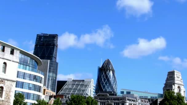 云飘过伦敦金融城。时间推移 — 图库视频影像