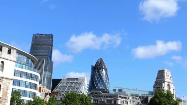 Nuvole che galleggiano sulla City di Londra. Scadenza temporale — Video Stock