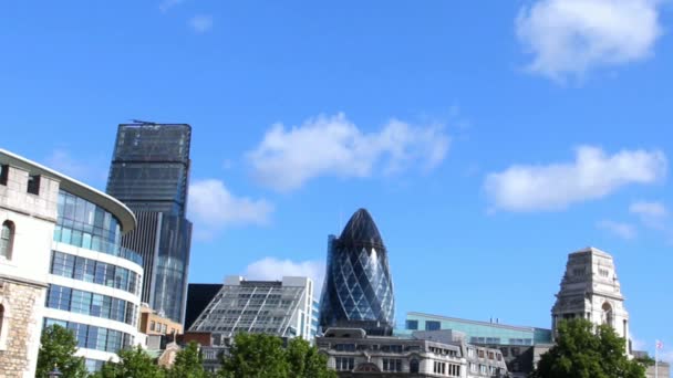 Nuvens a flutuar sobre a cidade de Londres. Desfasamento temporal — Vídeo de Stock