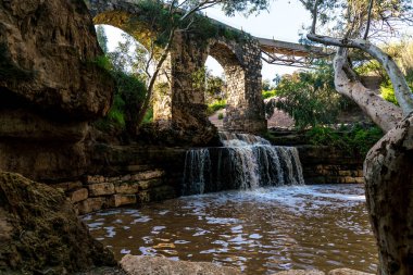 Beit She 'an Vadisi' ndeki Harod deresi. Şelale ve okaliptüs korusunda eski su kemeri.