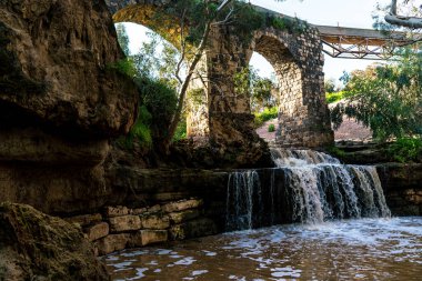 Beit She 'an Vadisi' ndeki Harod deresi. Şelale ve okaliptüs korusunda eski su kemeri.