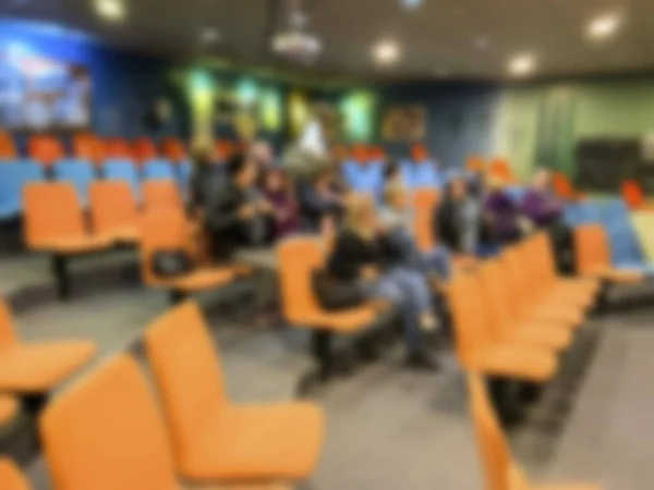 Toeschouwers Verzamelen Zich Kleine Presentatieruimte Voor Conferentie Wazig Zicht — Stockfoto
