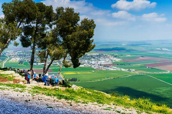 길보아 이스라엘 산에서 바라본 베이트 신골짜기의 전경을 관광객들 — 스톡 사진