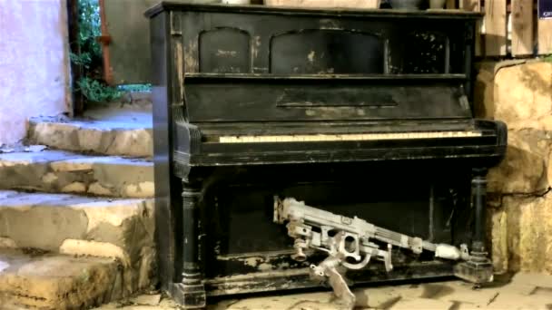 Zene Háború Antik Zongora Páncélozott Géppuska Kőpadlón — Stock videók