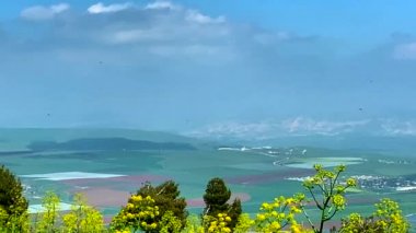 Gilboa Dağı 'ndan Beit Shean vadisinde panoramik manzara. 4K
