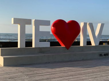 Tel Aviv, İsrail - 3 Mart 2019: Tel Aviv aşk tabelası Mavi gökyüzü ve Akdeniz arka planında