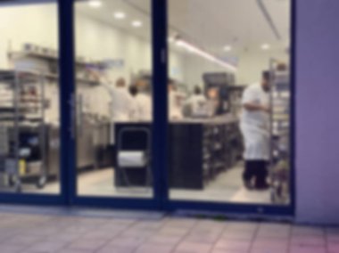 Restoran mutfağının çalışan şefleri kalabalıktı. Bulanık görünüm