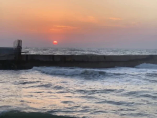 Puesta Sol Tropical Brillante Con Sol Rojo Bajo Superficie Del — Foto de Stock