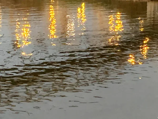 Hermosa Reflexión Sobre Superficie Del Río Noche Primavera — Foto de Stock