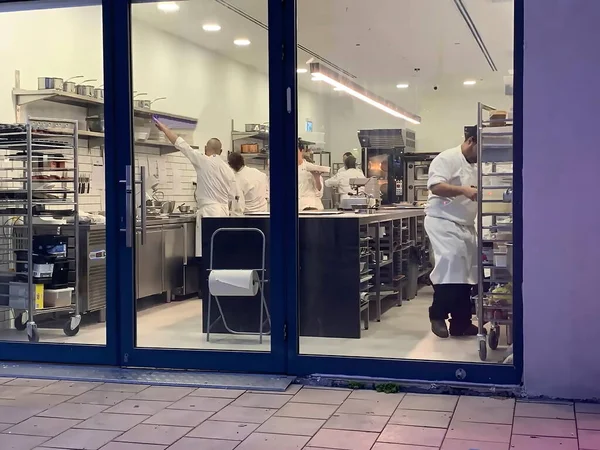 以色列特拉维夫 2019年3月3日 动议挤占了餐厅厨房的厨师 — 图库照片