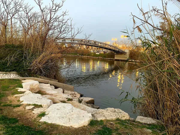 Bella Vista Del Piccolo Ponte Metallo Sopra Fiume Alla Sera — Foto Stock