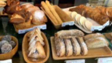 Kafedeki bir vitrinde farklı ve lezzetli pastaların bulanık görüntüsü