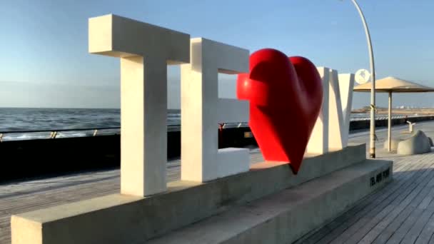 以色列特拉维夫 2019年3月3日 特拉维夫在蓝色天空和地中海背景下的旧港签署爱情协议 — 图库视频影像