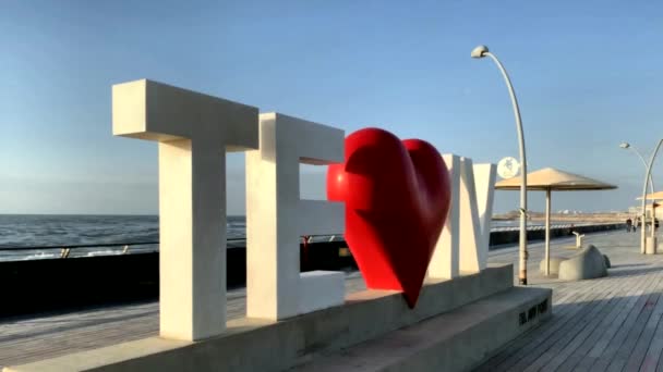 以色列特拉维夫 2019年3月3日 特拉维夫在蓝色天空和地中海背景下的旧港签署爱情协议 — 图库视频影像
