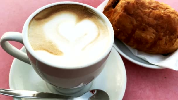 Xícara Branca Café Com Croissant Chocolate Fundo Lilás Foco Seletivo — Vídeo de Stock