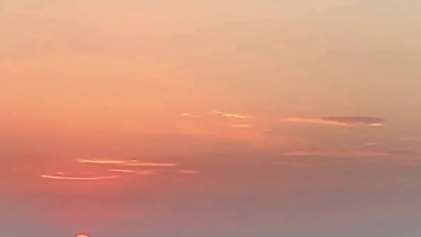 明媚的热带落日 海面下有红色的太阳 — 图库视频影像