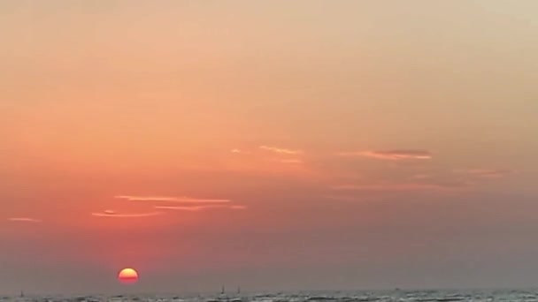 Heldere Tropische Zonsondergang Met Rode Zon Onder Het Zeeoppervlak — Stockvideo