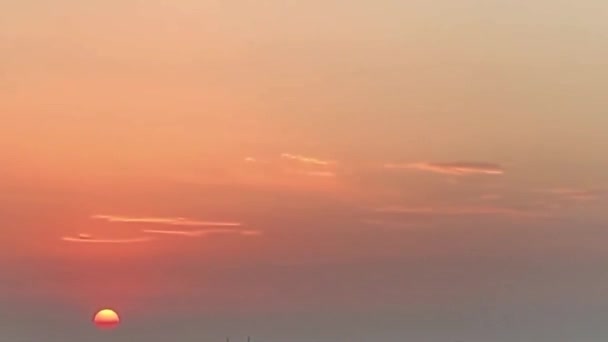 海面下の赤い太陽と明るい熱帯の夕日 — ストック動画