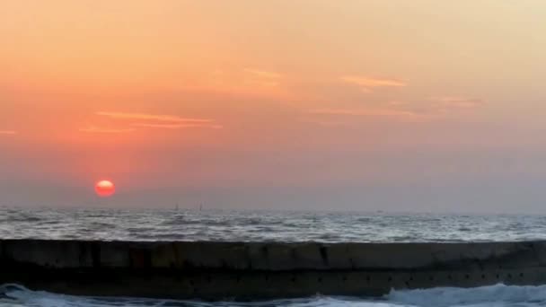 Яскравий Тропічний Захід Сонця Червоним Сонцем Під Поверхнею Моря Кілометровий — стокове відео