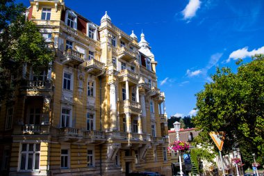 Marianske Lazne (Marienbad), Çek Cumhuriyeti. Mavi yaz gökyüzü arka planında Rus caddesinde güzel binalar