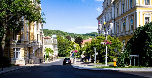 Marianske Lazne Marienbad 捷克共和国 俄罗斯街道上美丽的建筑物 蓝蓝的夏日天空背景 — 图库照片