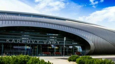 Karlovy Vary, Çek Cumhuriyeti - 30 Temmuz 2017: Mavi gökyüzü arka planında yeni modern Karlovy Vary havaalanı binası. HD